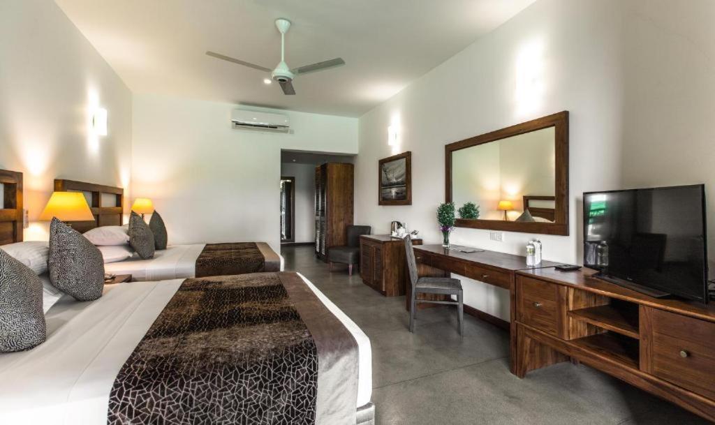 Manthila Hotel أنرادابورام المظهر الخارجي الصورة