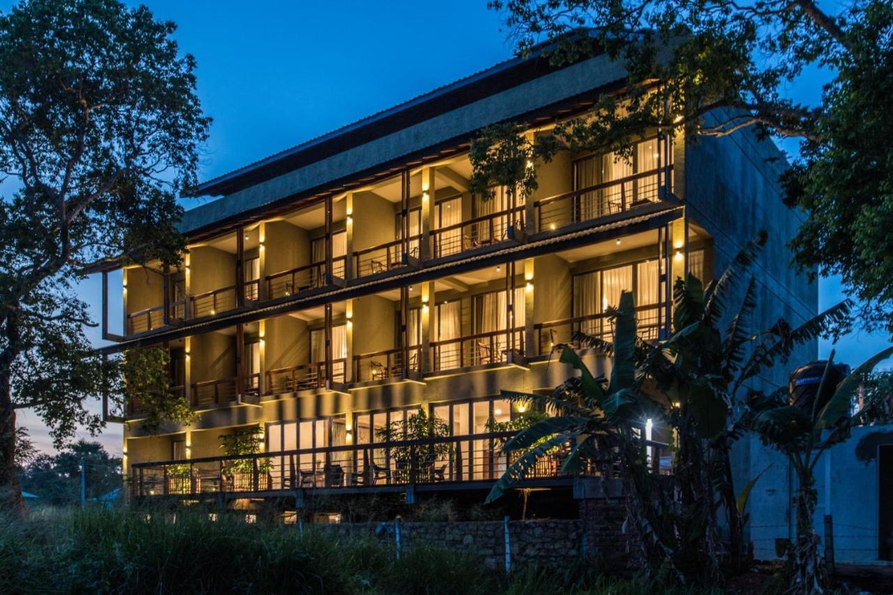 Manthila Hotel أنرادابورام المظهر الخارجي الصورة