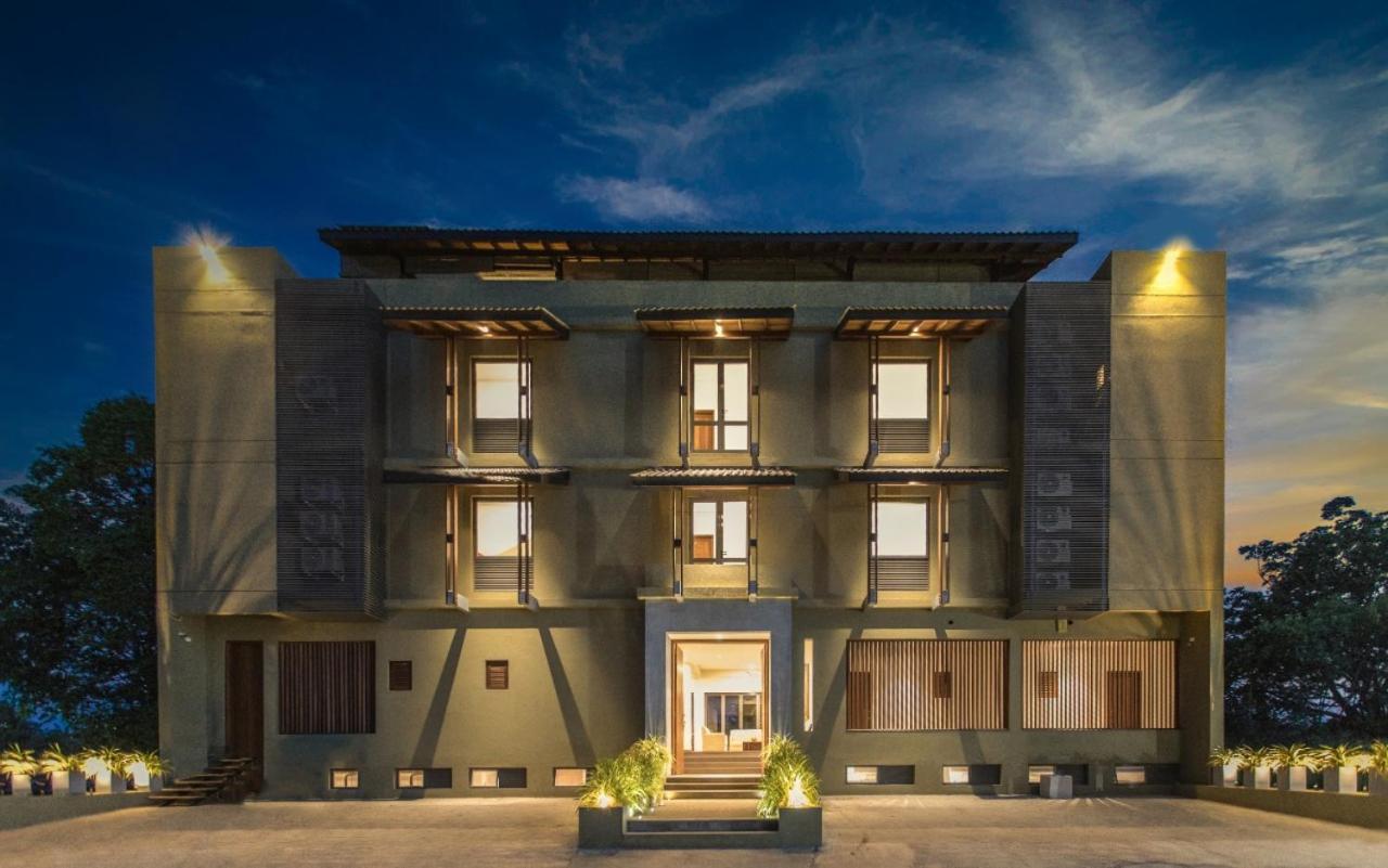 Manthila Hotel أنرادابورام المظهر الخارجي الصورة